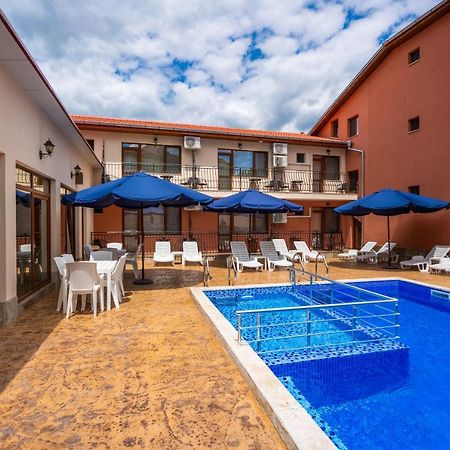 Family Hotel Preslav エクステリア 写真