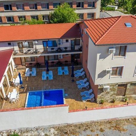 Family Hotel Preslav エクステリア 写真