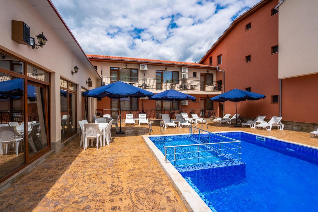 Family Hotel Preslav エクステリア 写真