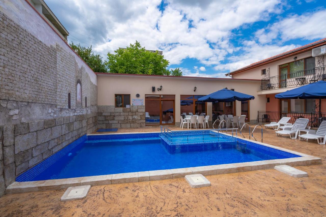 Family Hotel Preslav エクステリア 写真