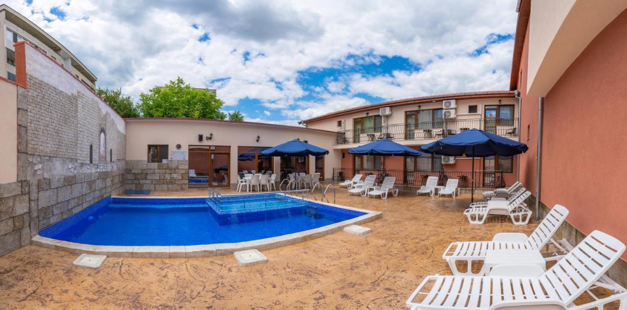Family Hotel Preslav エクステリア 写真