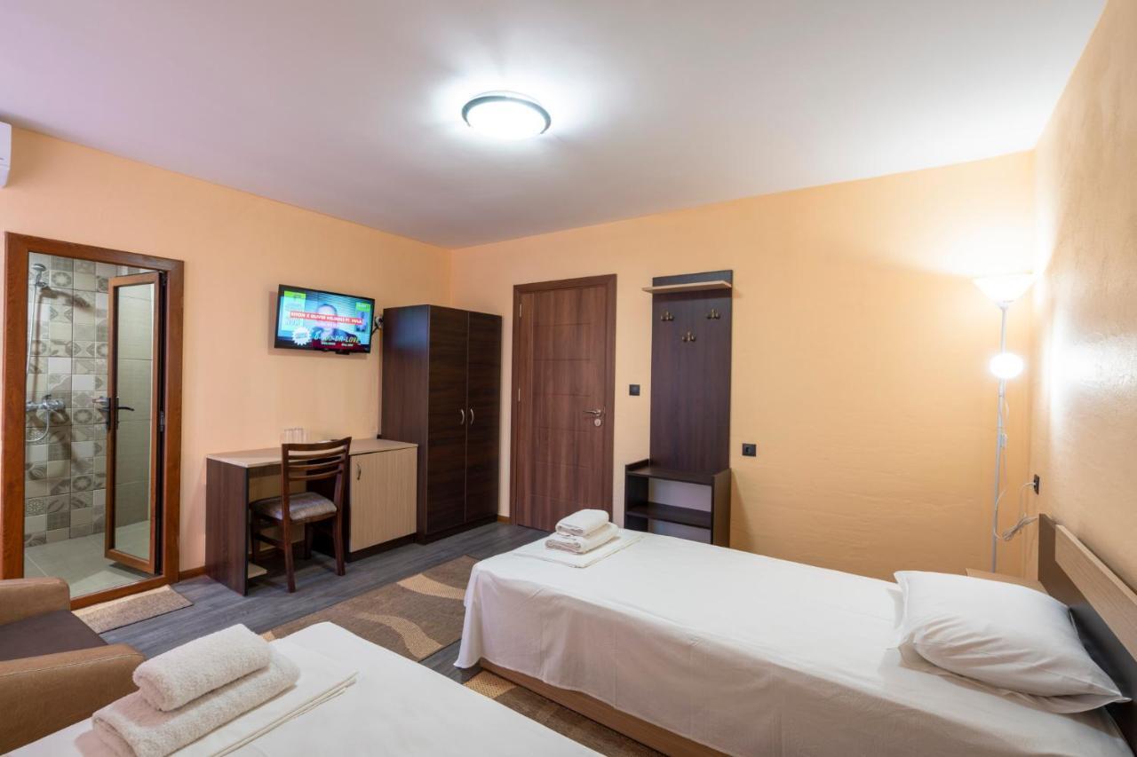 Family Hotel Preslav エクステリア 写真