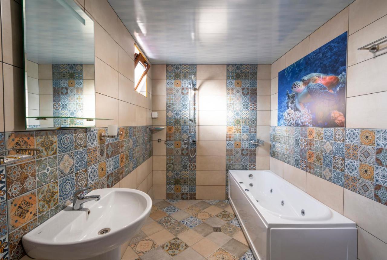 Family Hotel Preslav エクステリア 写真